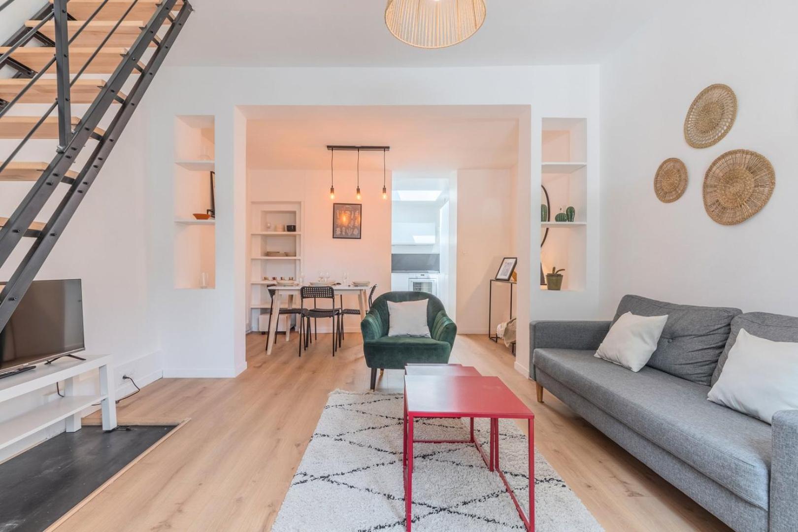 ליל 2 Bedroom House W/ Terrace, Near Train Stations & Metro מראה חיצוני תמונה